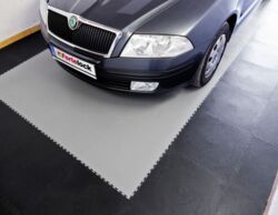 Garagenboden mit PVC Bodenfliesen von Fotelock Beispiel 3